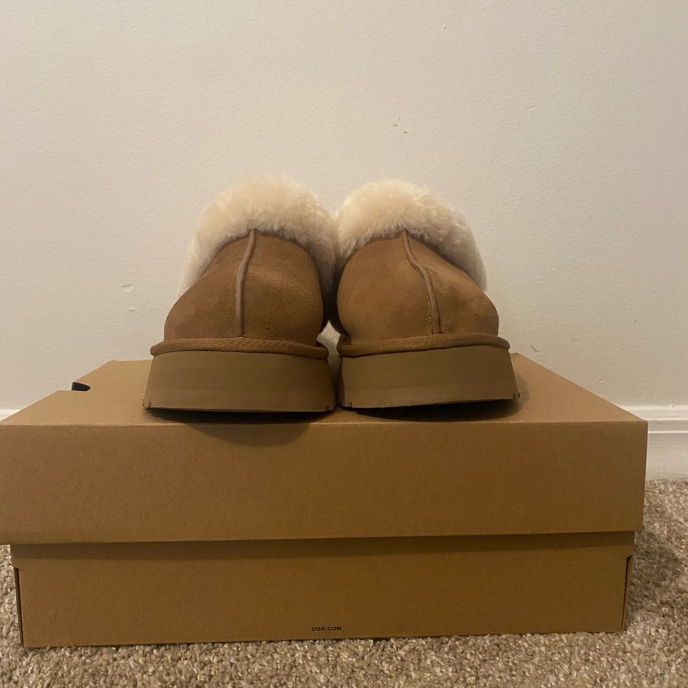 it is size 8 and its called ugg disquette. Worn once.